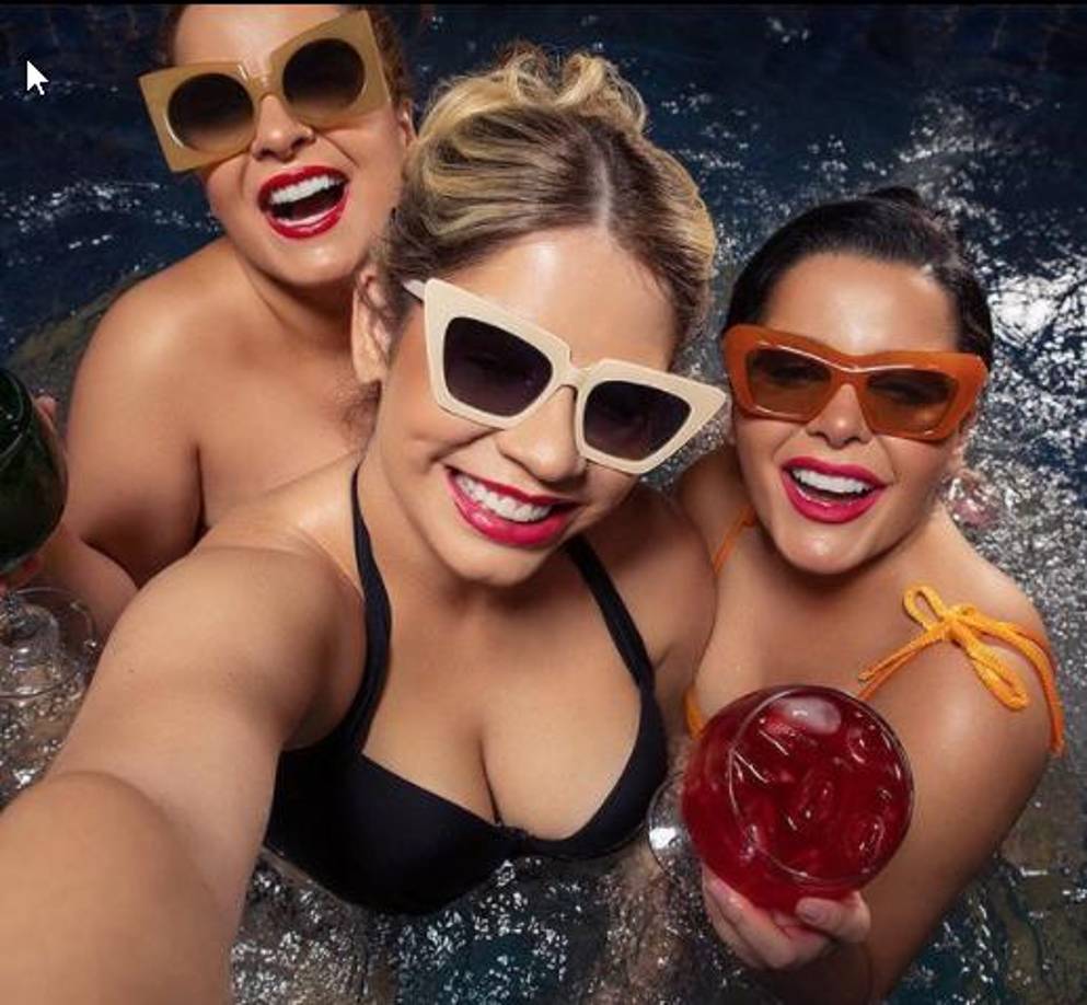 Según imágenes divulgadas en redes sociales, la avioneta, que tenía los papeles para volar al día -de acuerdo con las autoridades brasileñas- se estrelló cerca de una cascada de agua, en una zona de difícil acceso para los equipos de rescate.