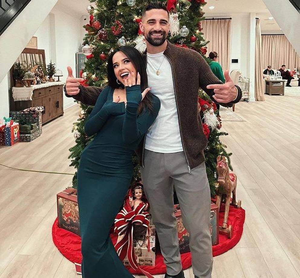BECKY G Y SEBASTIÁN LLETGETA través de su Instagram, la intérprete de “Mayores” compartió tres fotos del momento en que el futbolista del club FC Dallas de la Major League Soccer, sacó el anillo para arrodillarse ante ella y proponerle matrimonio.
