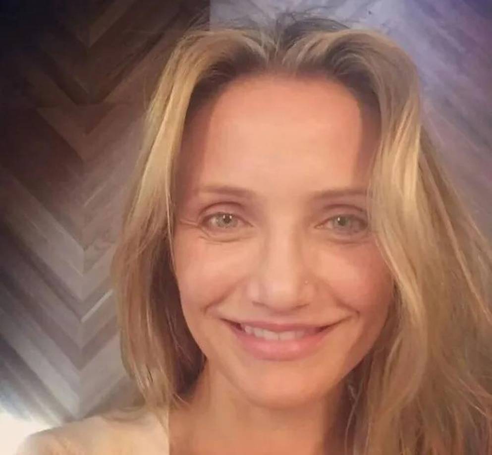 Cameron Díaz es una actriz, generalmente de cine, y modelo estadounidense. Saltó a la fama en la década de 1990 por sus papeles en películas como “La Máscara”, “La boda de mi mejor amigo” y “Algo pasa con Mary”. En esta fotografía sin maquillaje y proporcionada por la IA, muestra un rostro sonrojado. También con algunas marcas de expresión que solo la embellecen naturalmente. 