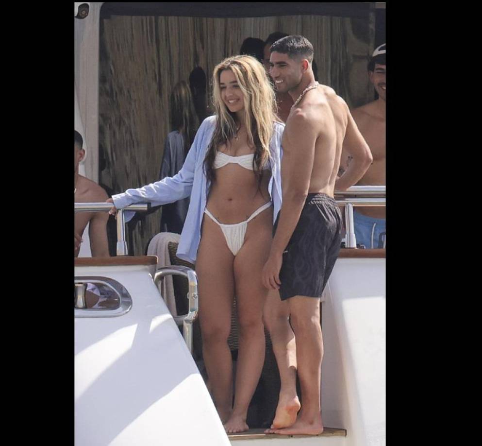 Para la ocasión, la cantante apostaba por un escueto bikini de dos piezas en blanco; mientras el futbolista se descantaba por un básico bañador de color negro. Foto agencia Gtres.