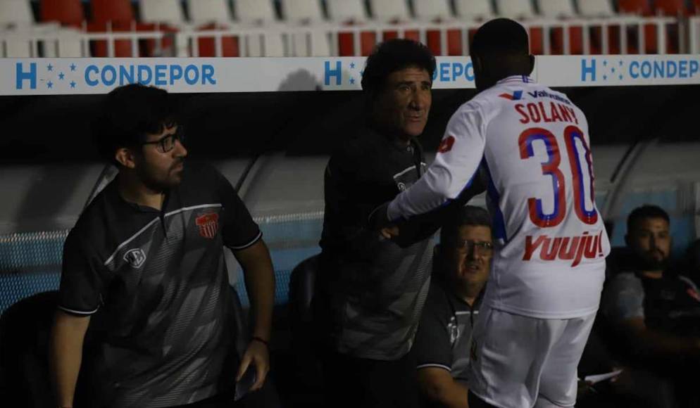 Antes del inicio del juego, Solani se dirigió a saludar personalmente al entrenador Héctor Vargas como una muestra de agradecimiento y respeto. 