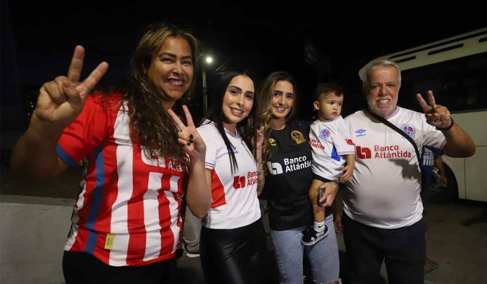 Familiares de Yan Maciel y Gabriel Araújo engalanaron la noche en el estadio Nacional de Tegucigalpa. “Nuestro español es malo” comentó una de las esposas de los jugadores de Olimpia. (Izquierda a derecha: Nania, Patricia, Vianka y Julio).