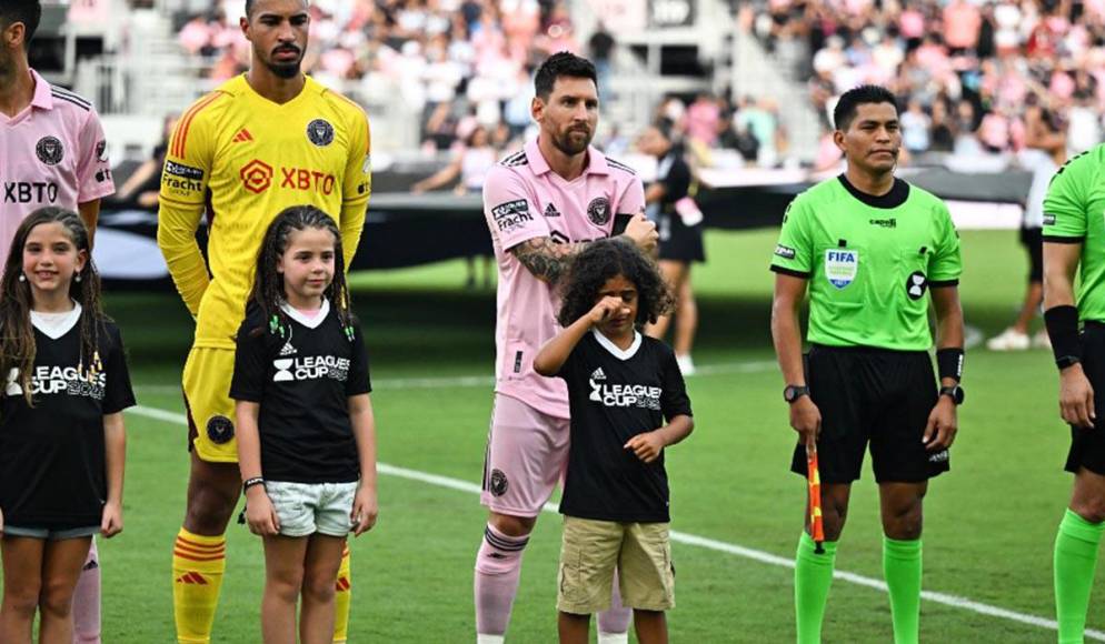 El niño no pudo contener la emoción de salir con Lionel Messi y fue captado llorando. 