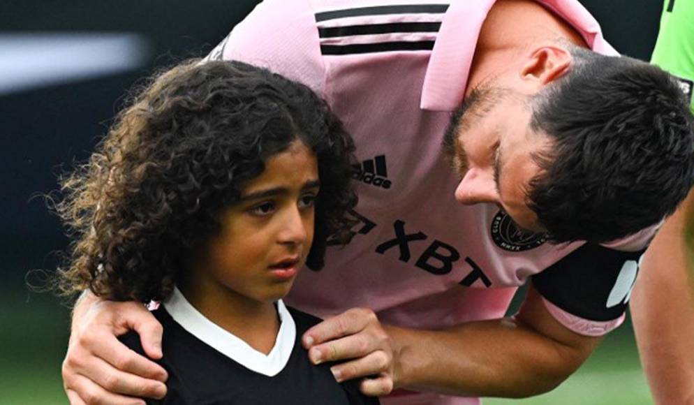 Messi tuvo el gran gesto con el niño de darle apoyo ya que el pequeño estaba llorando.