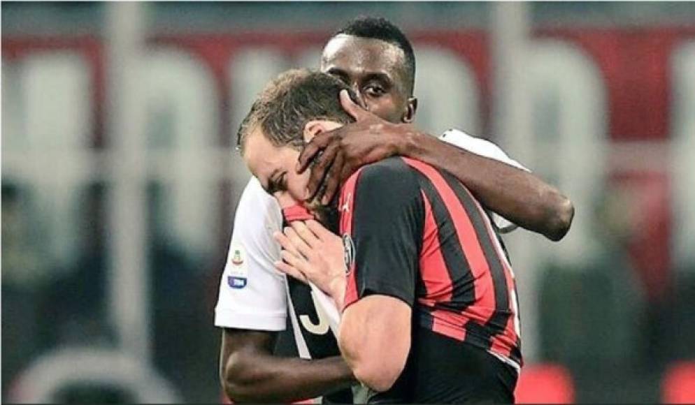 Gonzalo Higuaín sale entre lágrimas por el coraje de su expulsión ante Juventus, y Blaise Matuidi, su ex compañero en la Juventus, se acercó a consolarlo y le dio un beso.