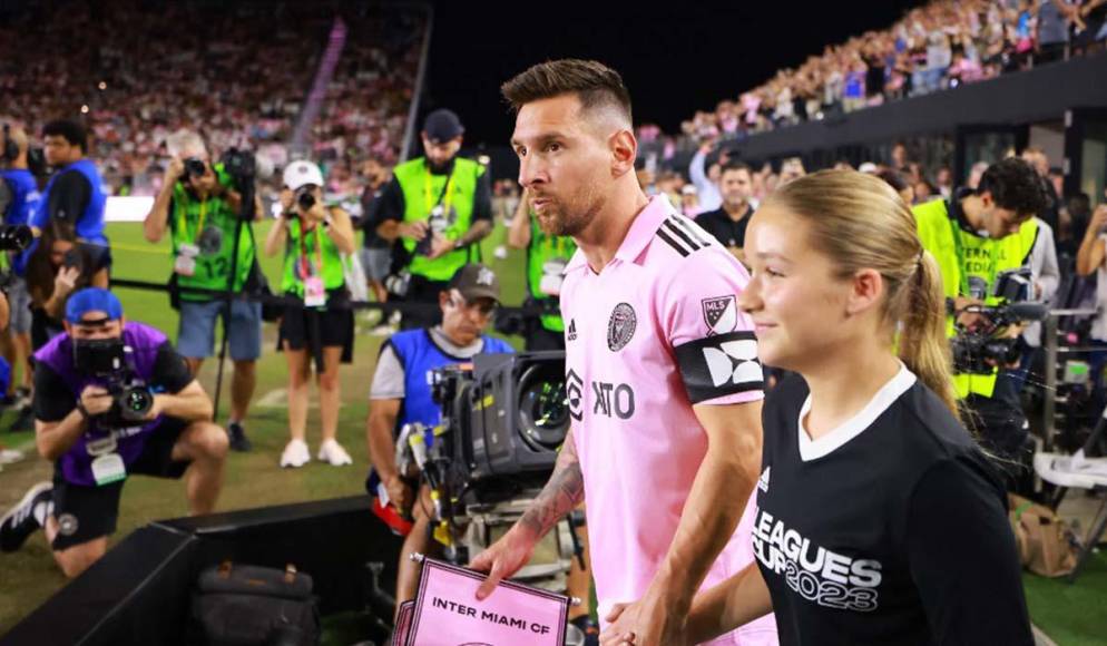 Messi tuvo el lindo gesto de ingresar al estadio con la hija de David Beckham. La chica estaba emocionada. 