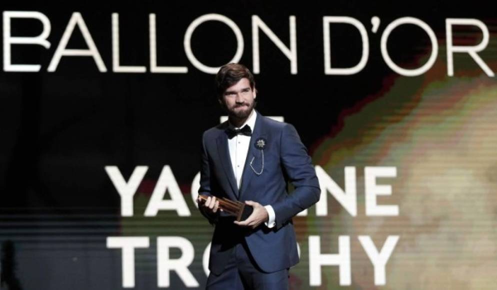 Allison Becker, brasileño del Liverpool, fue el ganador del Trofeo Yashin al mejor portero del año.