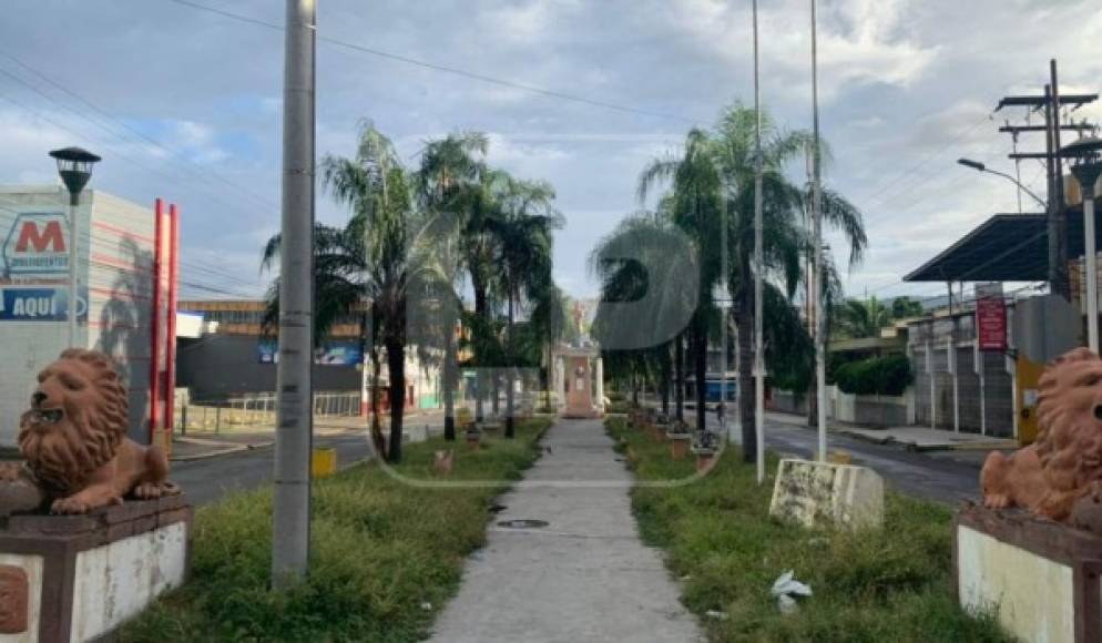 La avenida Los Leones, esquina con avenida Lempira, luce pacífica y sin bullicio. En días normales es uno de los puntos neurálgicos del comercio de San Pedro Sula.