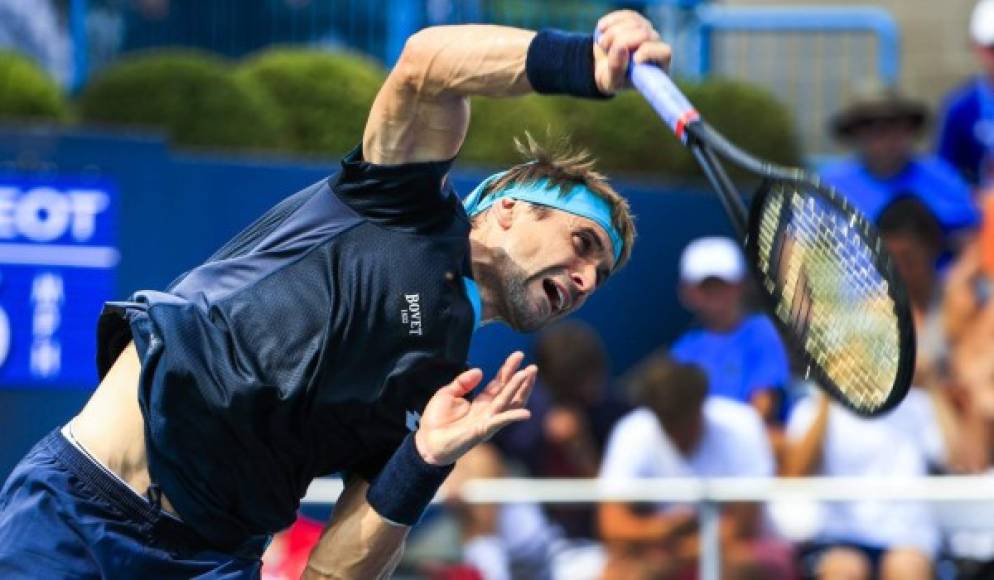 TENIS. Remate español. El tenista español David Ferrer devuelve la bola contra el serbio Janko Tipsarevic durante su partido perteneciente al torneo Masters 1000 de Cincinnati, en Mason, Ohio.