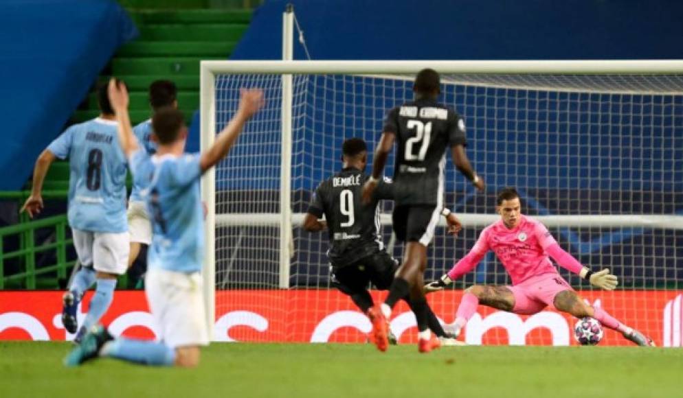 Moussa Dembélé entró de cambio y llegó a marcar el segundo gol del Lyon para tomar la ventaja sobre el City. El delantero francés venció a Ederson en el mano a mano.