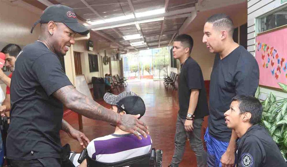 Romell Quioto mostró su lado más humano y solidario al compartir con los niños de la Casa Hogar Bencaleth en Tegucigalpa.