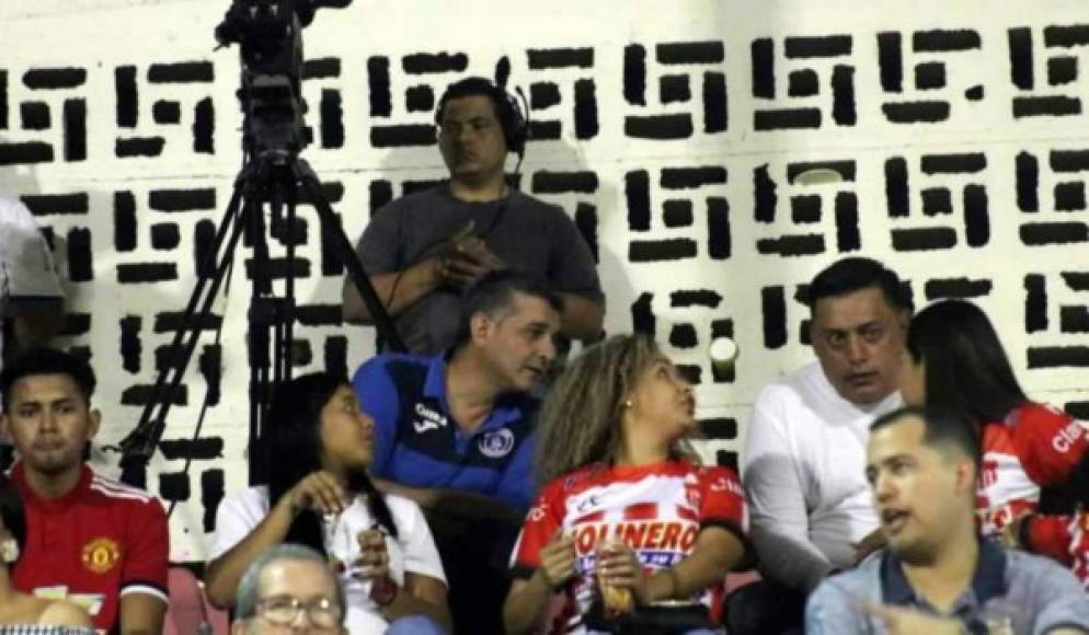 Diego Vázquez fue visto en las gradas del estadio Municipal Ceibeño durante el juego ante el Vida y estuvo interactuando con aficionados.