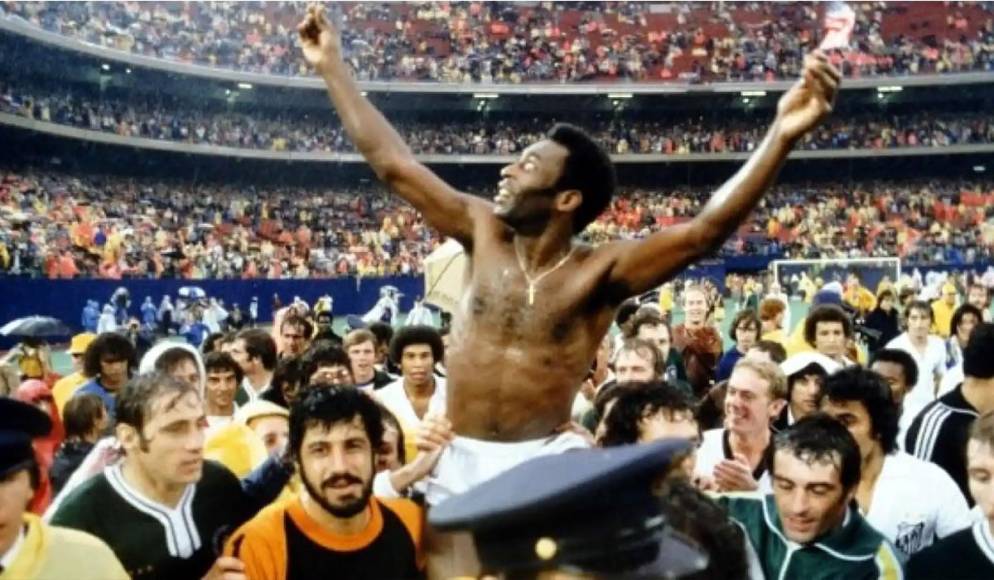 Con 36 años, Pelé colgó los tacos y se retiró del fútbol profesional el 1 de octubre de 1977. ‘O Rei’ disputó su último partido, un duelo entre Santos y Cosmos en el que jugó una parte en cada equipo. Marcó un gol. Los datos oficiales quedaron en 1367 partidos disputados y 1283 goles anotados.