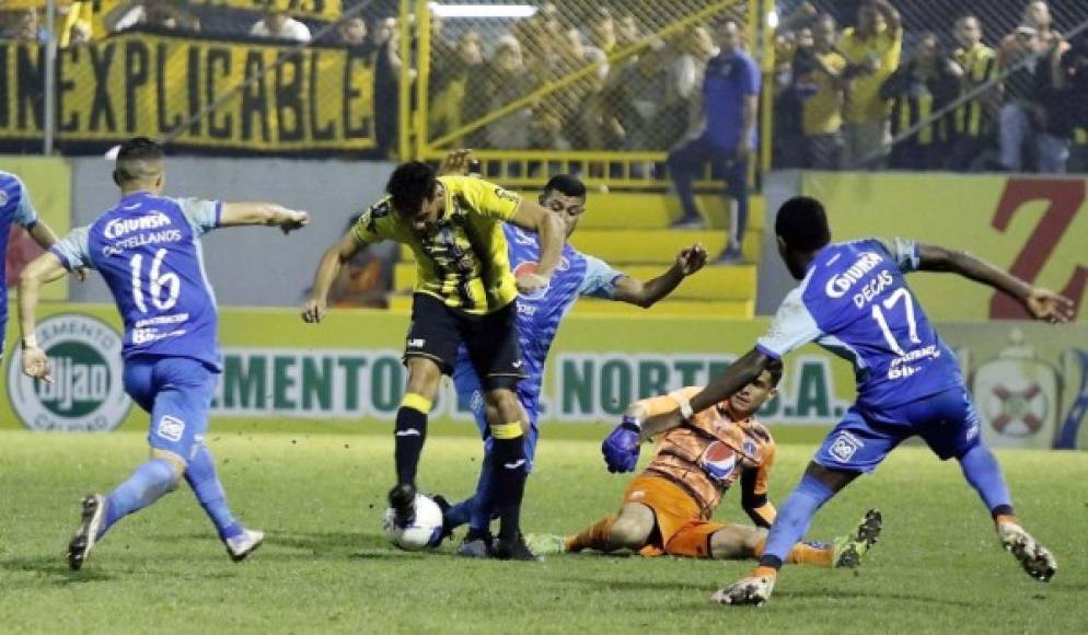 El momento del penal de Marcelo Pereira a Ángel Tejeda que el árbitro no pito. El defensa de Motagua le dio en el pie de apoyo al delantero del Real España y éste cayó al suelo.