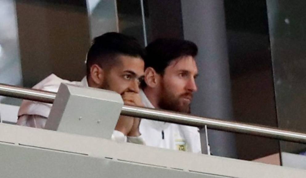 Messi salió del palco tras el sexto gol de los españoles.