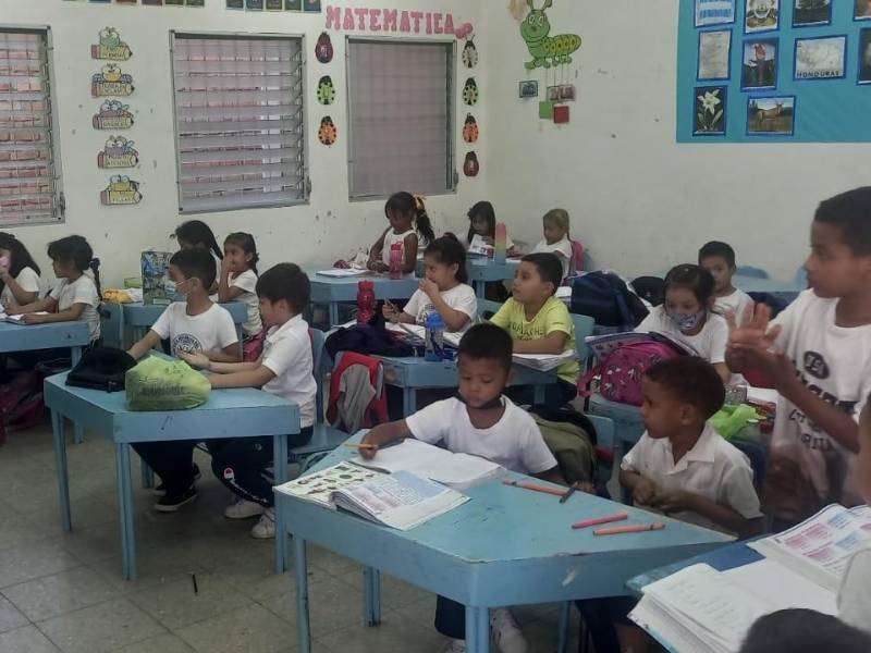 El sistema educativo público decidió no suspender clases por determinación del ministro Daniel Sponda.