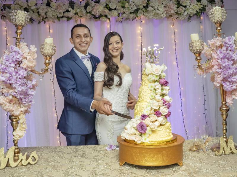 El periodista Yeison Martínez y su esposa Jennifer Quiroz se vieron en todo momento sonrientes y muy enamorados.