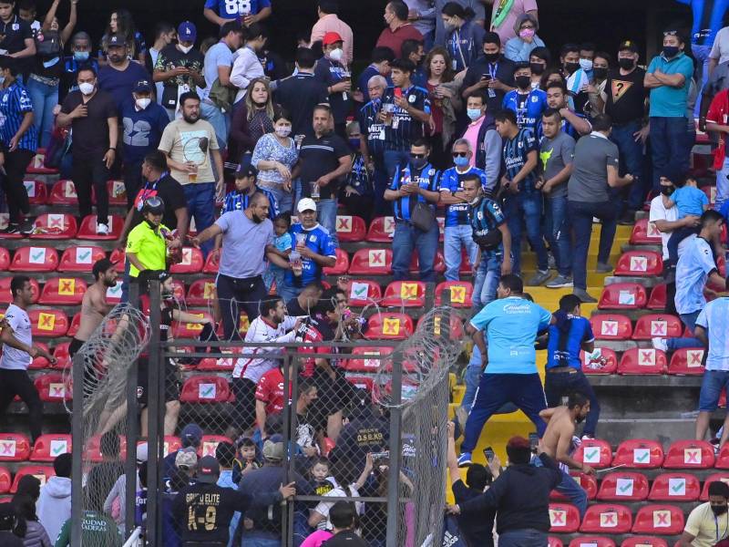 Horas después del triste episodio ocurrido en el fútbol mexicano durante el Querétaro vs Atlas, se han identificado a un par de individuos que cometieron los terribles actos de violencia y la prensa internacional señala a la Liga MX. Inclusive un sector pide que los dejen sin organizar el Mundial del 2026.