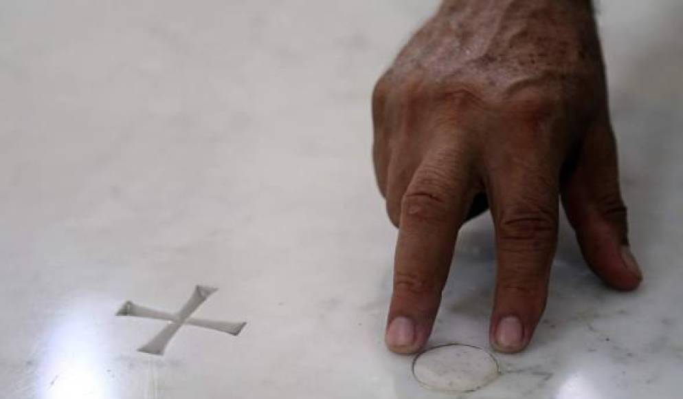 Así como sus vitrales, la catedral guarda otras curiosidades, como la partícula de uno de los huesos del apóstol San Pedro que se encuentra en el altar. Estos huesos fueron encontraron en las excavaciones que se hicieron en el Vaticano.