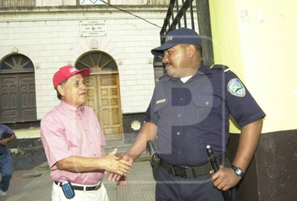 Saluda a un agente policial hondureño, en Tegucigalpa.