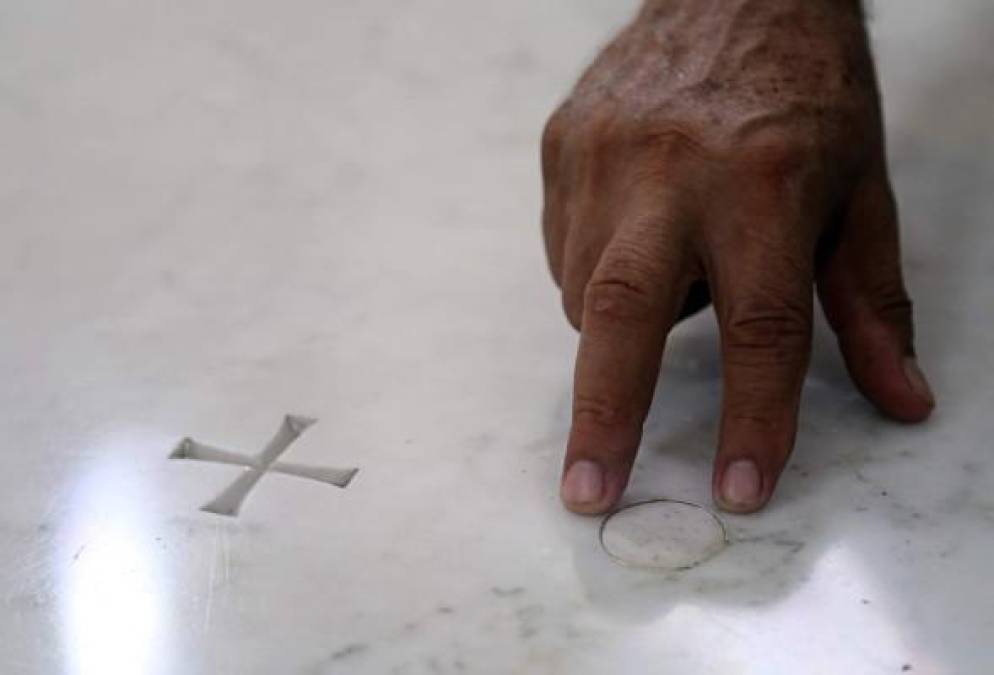 ALTAR MAYOR. Se ubica en el centro de la catedral y está hecho de un mármol traído de Carrara, Italia.En la parte de la superficie tiene un agujero redondo, donde se encuentra una partícula de uno de los huesos del apóstol San Pedro que se encontraron en las excavaciones que se hicieron en el Vaticano.