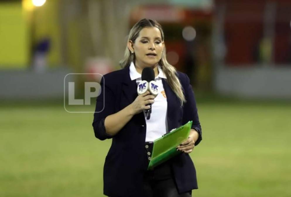 La guapa presentadora de Televicentro, Tanya Rodríguez, dando cobertura al partido Honduras Progreso-Real España en la cancha del Micheletti.