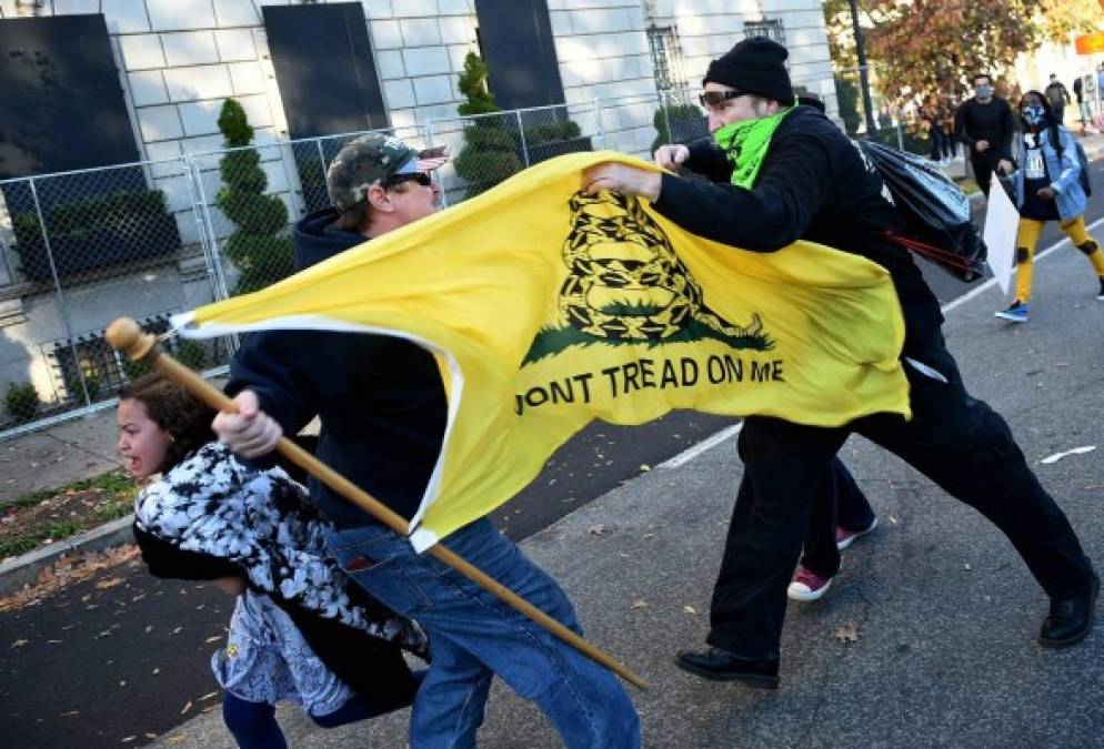 'La ESCORIA de Antifa corrió por las colinas hoy cuando intentaron atacar a la gente de la Concentración de Trump, porque esa gente respondió de manera agresiva. Antifa esperó a esta noche, cuando el 99 % se había marchado para atacar a gente inocente MAGA', escribió Trump en Twitter.