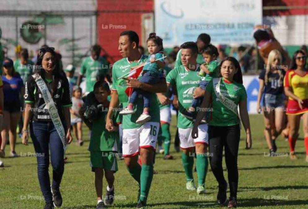 El capitán Allan Banegas del Marathón ingresó al terreno de las acciones junto a un pequeño y a la madrina del club verdolaga.