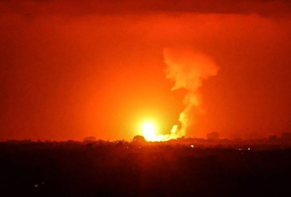 La noche del martes, un edificio de doce pisos en el centro de la ciudad de Gaza, donde las principales figuras de Hamás tenían sus oficinas, fue destruido en un ataque israelí, constató un periodista de AFP.