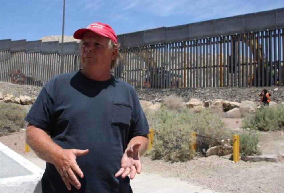 'Esto no es Europa, esto es Estados Unidos, nosotros protegemos nuestras fronteras. Este (muro) es el primero privado', dijo Jeff Allen, quien se identifica como copropietario, desde hace seis años, del terreno estadounidense donde se edifica la valla.