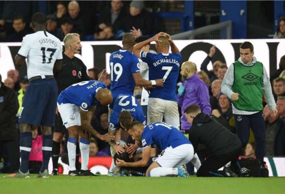 Los jugadores del Everton se acercaron rápido a ayudar a su compañero André Gomes.
