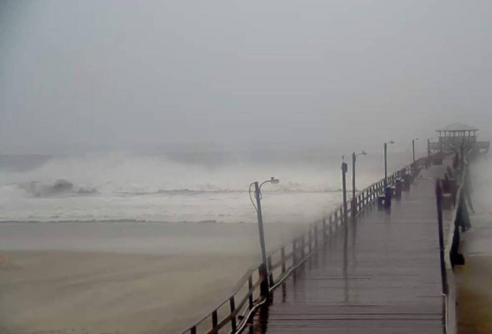 Fuertes vientos y lluvias derivados del huracán Florence comenzaron a azotar la costa de Carolina del Norte este jueves, mientras el ojo del potente ciclón avanza hacia la costa este de Estados Unidos.