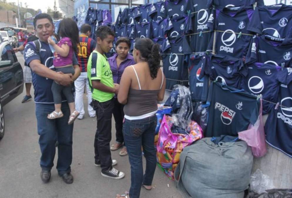 Aficionados motagüenses llegan a familia al Estadio Nacional.