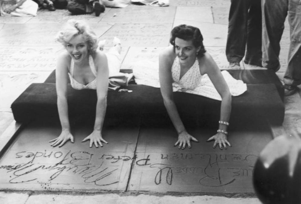 Marilyn Monroe y Jane Russell graban sus huellas en el marco de la promoción de la película 'Los caballeros las prefieren rubias' frente al teatro chino. Foto colección Getty Images/derechos LA PRENSA