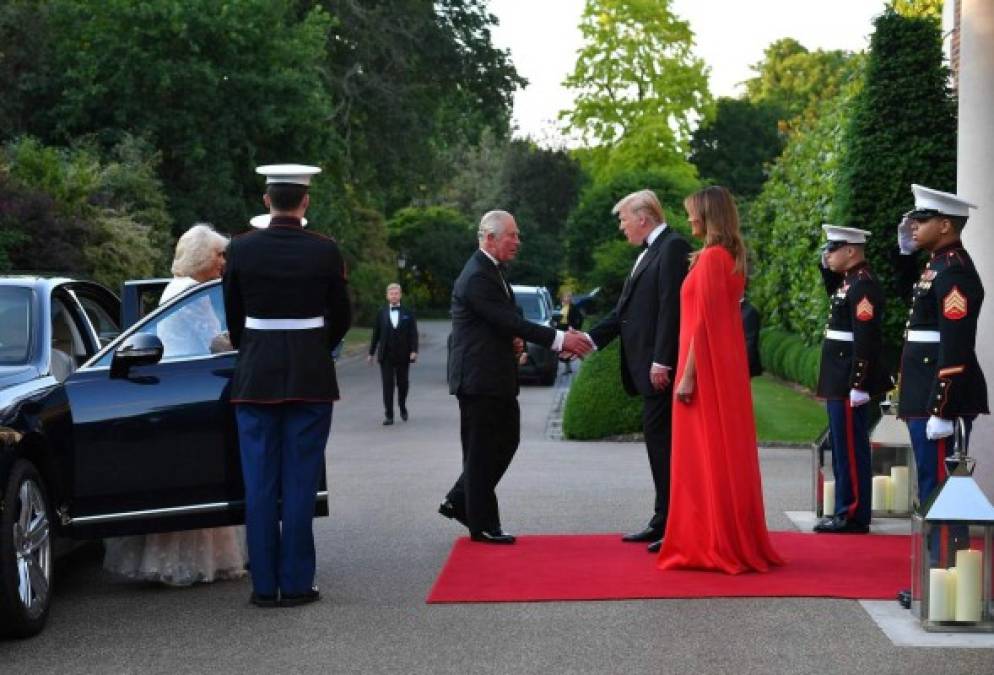 Melania hizo un guiño a la duquesa de Sussex, la ex actriz estadounidense, Meghan Markle, quien eligió un vestido de novia de Givenchy para su boda real con el príncipe Harry en mayo pasado.