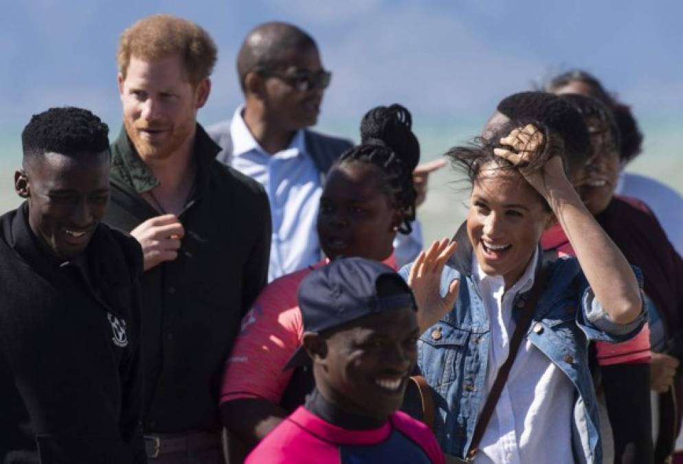 En un día con bastante viento, la pareja real se informó sobre las actividades de 'Waves for Change' y las de Lunchbox Fund, que reparte casi 30.000 comidas al día entre los niños pobres de la región. <br/>