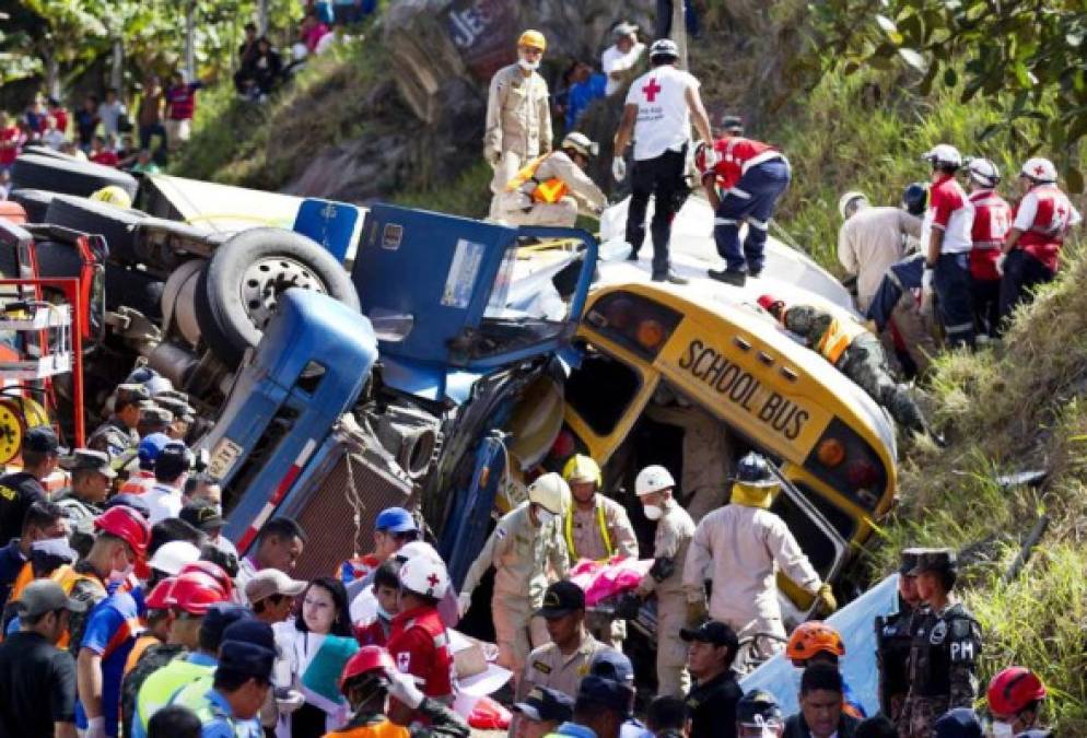 10. Accidente de bus deja 24 personas muertas<br/><br/>Un accidente vial en la carretera que comunica a Tegucigalpa con la zona sur dejó 24 personas muertas y 35 heridas un domingo del mes de febrero. <br/>La tragedia ocurrió al chocar un bus de transporte público con una rastra en el kilómetro nueve de la vía entre Tegucigalpa y el municipio de San Miguelito.<br/>Un total de 19 personas fallecieron en el lugar de la colisión y otras cinco murieron al ser trasladadas al Hospital Escuela, adonde ingresaron otras 35 personas afectadas por el accidente.<br/>Varios de los hospitalizados presentaban trauma cráneoencefálico y permanecían bajo ayuda mecánica para continuar con vida.