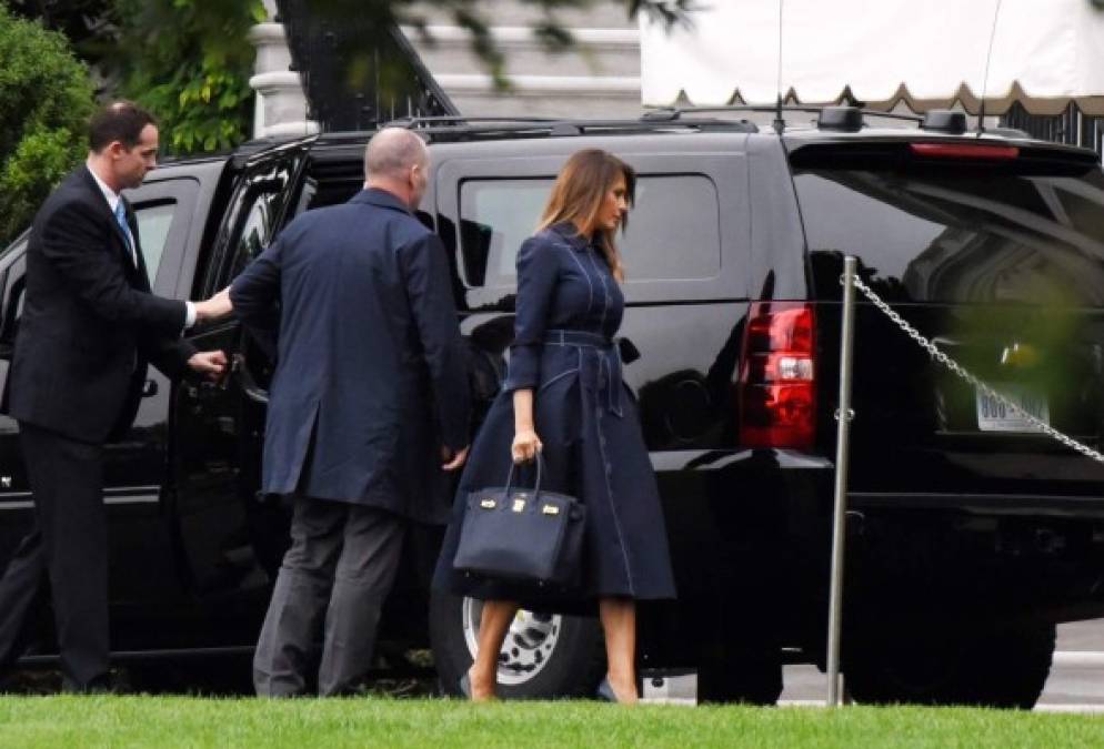 Para la ocasión, Melania optó por un abrigo azul oscuro que complementó con sus característicos stilettos y decidió no usar joyas.