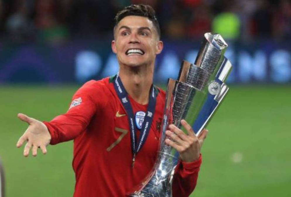 Cristiano Ronaldo: Ganó la Serie A con la Juventus y la Liga de Naciones con la selección de Portugal. Está en el ataque como uno de los mejores delanteros en el 11 ideal.