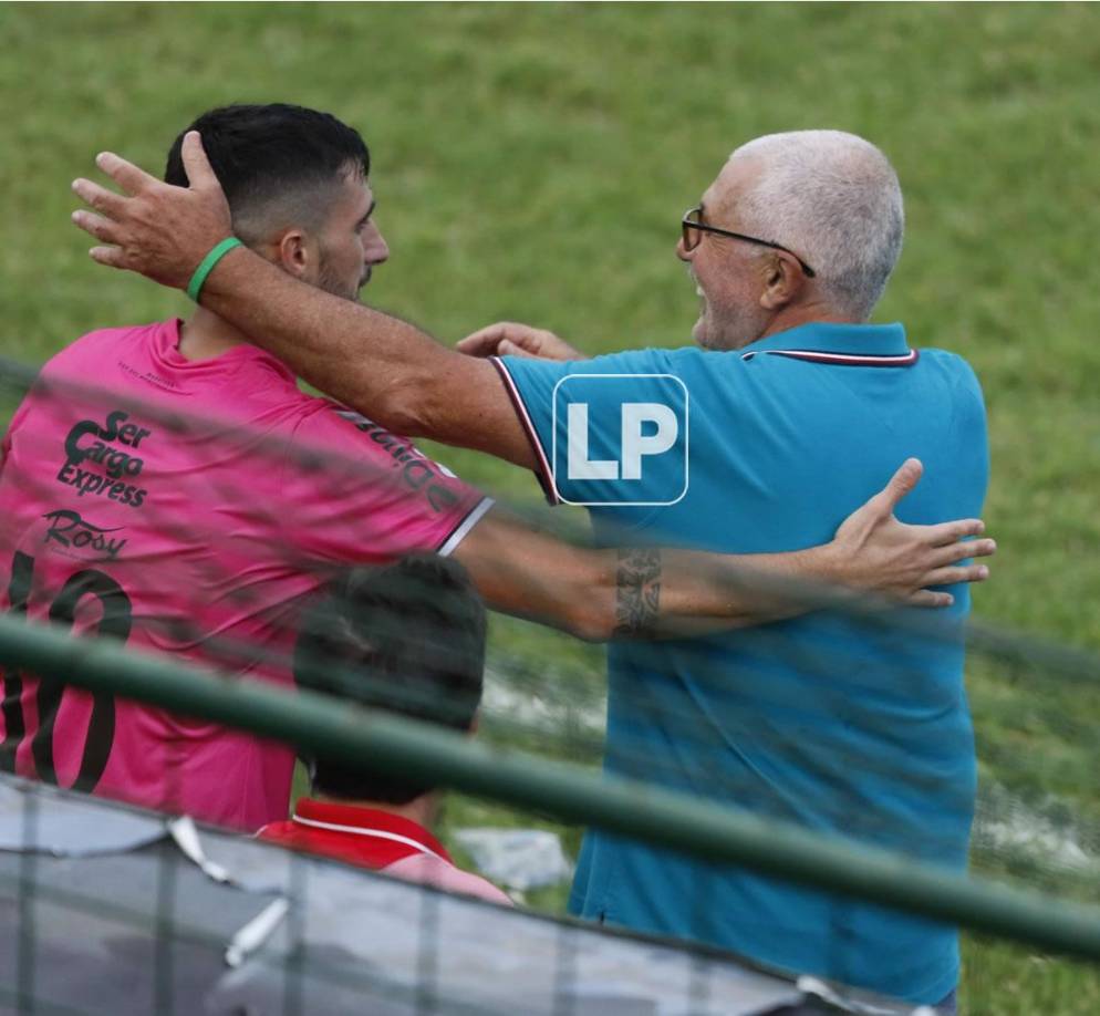 Manuel Keosseián festejando con Lucas Campana en el derbi sampedrano.