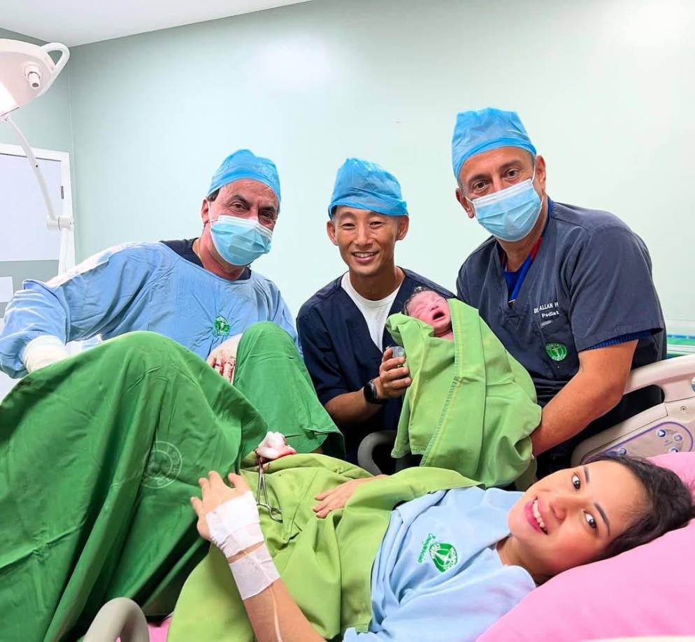Esta fue la fotografía que compartió Shin Fujiyama, donde se puede ver al bebé recién nacido, quien, aparentemente, nació sin complicaciones. De igual forma se ve a Yeimi, que con una sonrisa posa para la inolvidable fotografía.