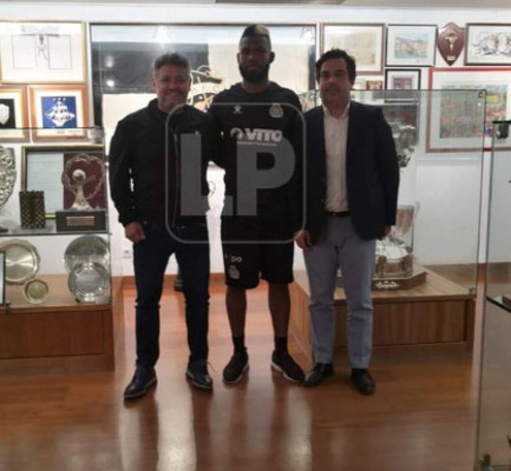 Benguché posó en las instalaciones del Boavista junto al presidente Vítor Murta y su representante Pablo Betancourth.