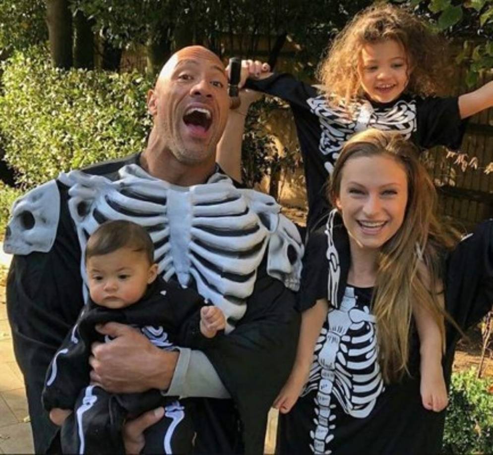 Dwayne Johnson<br/><br/>El 23 de abril 'La Roca' dio la bienvenida a su tercera hija, la segunda que tiene con Lauren Hashian: Tiana Gia Johnson.<br/><br/>El actor, de 45 años, anunció el nacimiento a través de Instagram, y compartió una fotografía en la que sostiene en su torso a su bebé recién nacida.<br/><br/>El protagonista de 'Rampage: Devastación' tiene a otras dos hijas, Jasmine, de 2 años, a quien tuvo con Hashian, y Simone Alexandra, de 17, fruto de su matrimonio con Dany García.