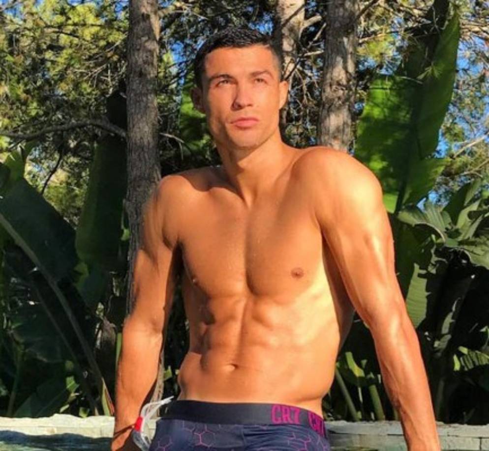 Real Madrid's Portuguese forward Cristiano Ronaldo (L) kicks the ball past Eibar's Spanish midfielder Christian Rivera during the Spanish league football match Real Madrid CF vs SD Eibar at the Santiago Bernabeu stadium in Madrid on October 22, 2017. / AFP PHOTO / PIERRE-PHILIPPE MARCOU
