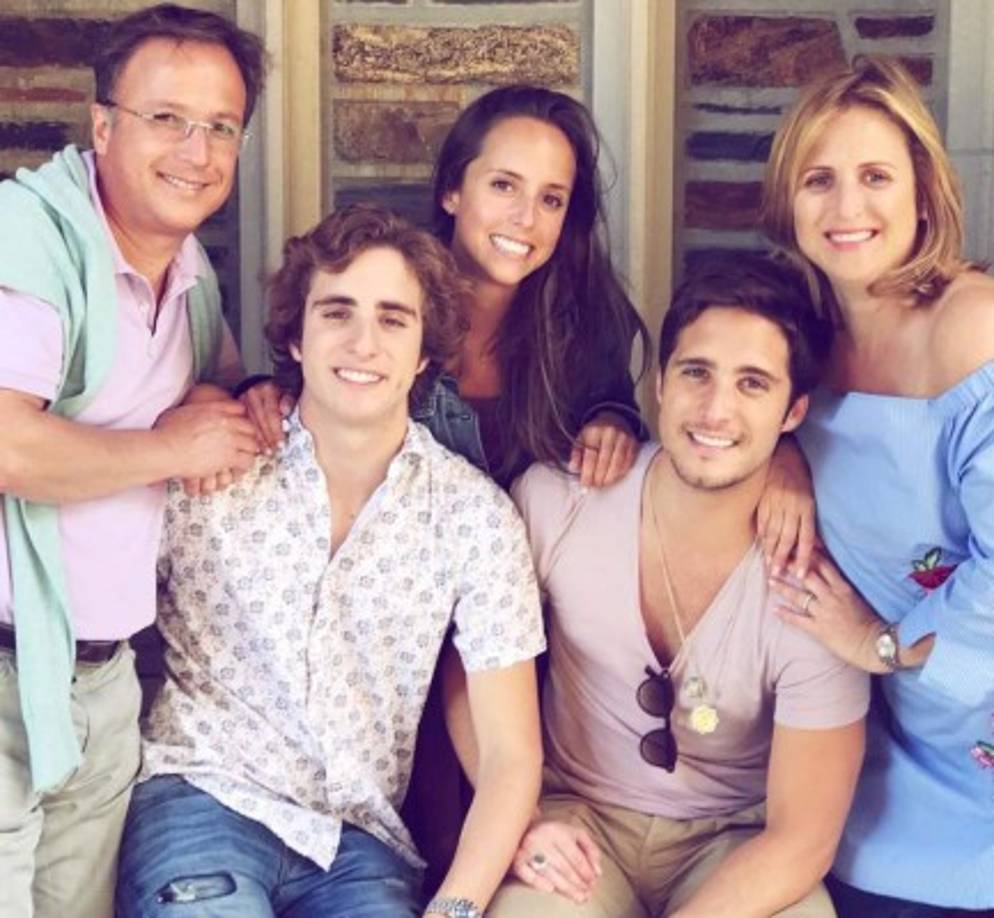 A Natalia le encanta pasar tiempo en familia, con su mamá y sus guapos hermanos Santiago y Diego.