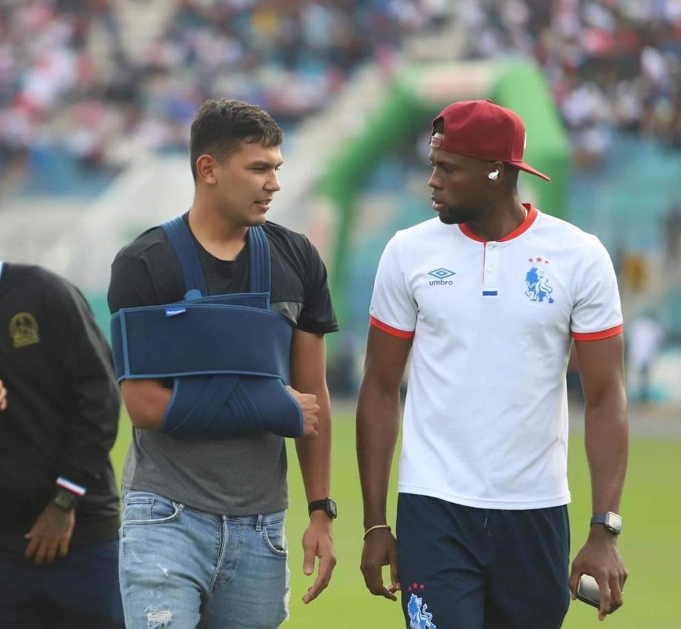 Luis Vega, defensa del Motagua que es baja por lesión, estuvo en el campo hablando con Yustin Arboleda antes del inicio del partido.