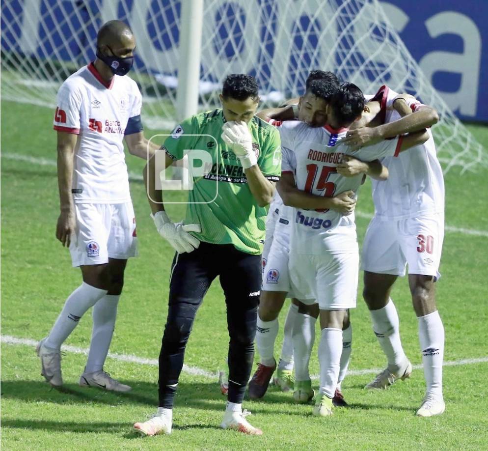 El festejo de los jugadores del Olimpia tras el tercer gol marcado por José Mario Pinto. El portero Mariano Pineda se lamenta.