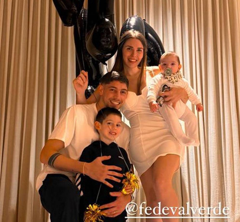 Fede Valverde: El centrocampista uruguayo del Real Madrid recibió el 2024 con su familia.