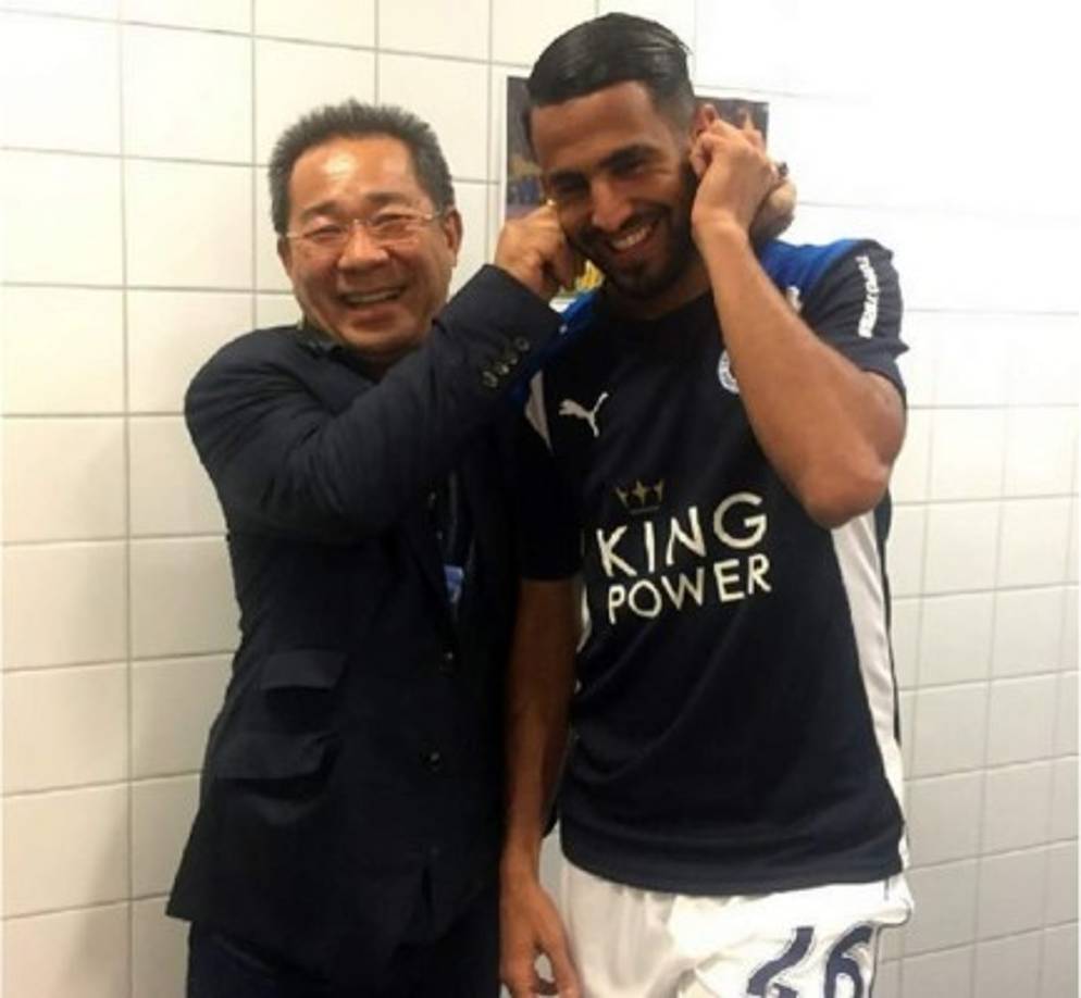 Ante el interés del Arsenal y el Barcelona por fichar al argelino Riyad Mahrez, el máximo mandatario del Leicester City ha mostrado su negativa a dejarle marchar. El presidente de los 'foxes', Vichai Srivaddhanaprabha, ha colgado una foto en Instagram con el jugador acompañando de las palabras “No estás en venta. De acuerdo jefe”, simulando una supuesta conversación con el jugador.