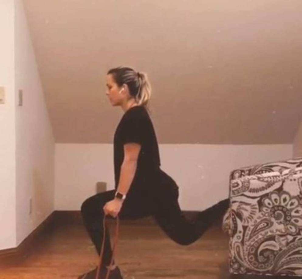 La joven también es aficionada al gimnasio, y no desaprovecha la oportunidad para ejercitarse en cualquier lugar.